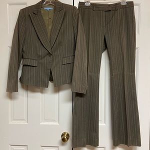 ANTONIO MELANI size 6 suit; blazer+straightleg pant gray w/gold accent stitching